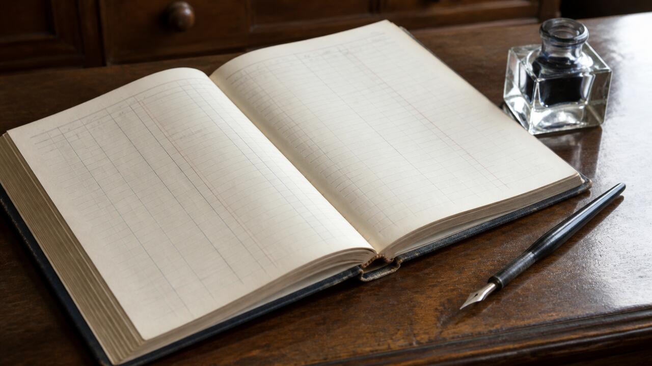 Un registre relié en toile posé ouvert sur un comptoir en bois verni, colonnes manuscrites régulières, porte-plume posé dans un encrier en verre